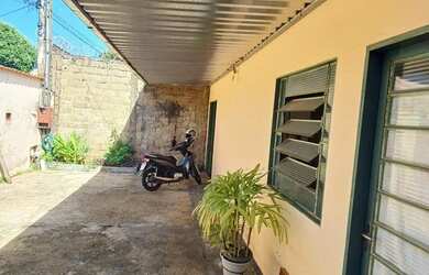 Imagem: A casa possui 2 Dormitórios, 2 Banheiros, 3 Vagas na garagem