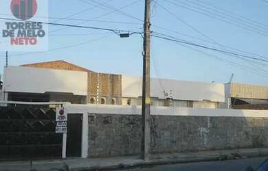 Imagem: A casa possui 4 Dormitórios, 3 Banheiros e 367m² de Área