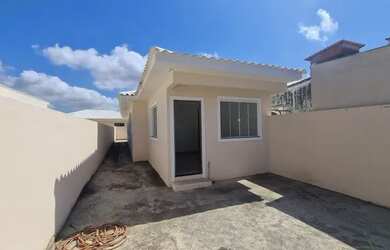 Imagem: A casa possui 3 Dormitórios, 1 Banheiro, 2 Vagas na garagem