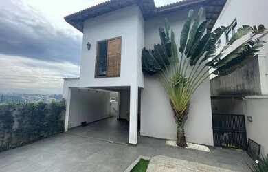 Imagem: A casa em condomínio possui 4 Dormitórios, 5 Banheiros, 3