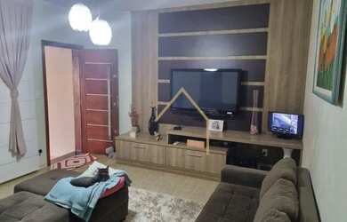 Imagem: A casa possui 3 Dormitórios, 1 Banheiro, 2 Vagas na garagem