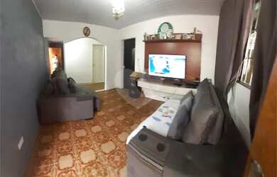 Imagem: A casa possui 4 Dormitórios, 1 Banheiro, 3 Vagas na garagem