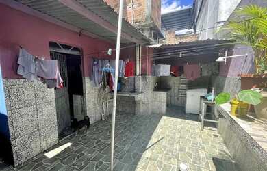 Imagem: A casa possui 3 Dormitórios, 2 Banheiros, 1 Vaga na garagem