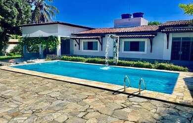 Imagem: A casa possui 4 Dormitórios, 4 Banheiros, 300m² de Área e