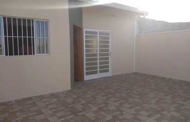 Imagem: A casa possui 2 Dormitórios, 1 Banheiro, 2 Vagas na garagem