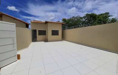 Imagem: A casa possui 3 Dormitórios, 2 Banheiros, 2 Vagas na garagem