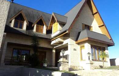 Imagem: A casa em condomínio possui 5 Dormitórios, 5 Banheiros, 5