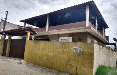 Imagem: A casa possui 2 Dormitórios, 1 Banheiro, 2 Vagas na garagem