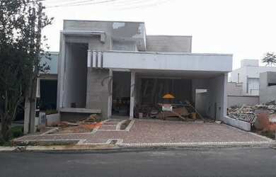 Imagem: A casa em condomínio possui 3 Dormitórios, 3 Banheiros, 4