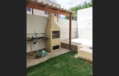 Imagem: A casa possui 3 Dormitórios, 2 Banheiros, 2 Vagas na garagem