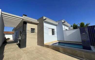 Imagem: A casa possui 2 Dormitórios, 2 Banheiros, 2 Vagas na garagem