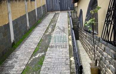 Imagem: A casa possui 3 Dormitórios, 3 Banheiros, 4 Vagas na garagem