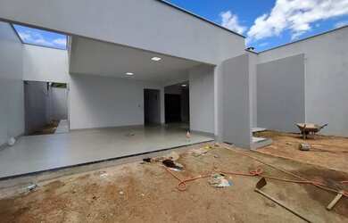 Imagem: A casa possui 3 Dormitórios, 3 Banheiros, 4 Vagas na garagem