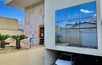 Imagem: A casa possui 3 Dormitórios, 2 Banheiros, 2 Vagas na garagem