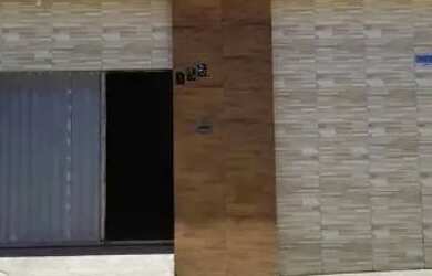 Imagem: A casa possui 3 Dormitórios, 2 Banheiros e 1 Vaga na garagem