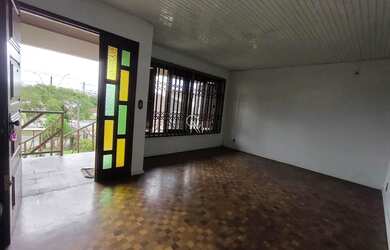 Imagem: A casa possui 3 Dormitórios, 2 Banheiros, 3 Vagas na garagem