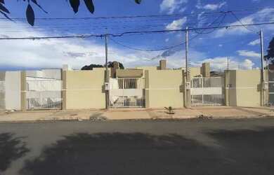 Imagem: A casa possui 3 Dormitórios, 1 Banheiro, 2 Vagas na garagem