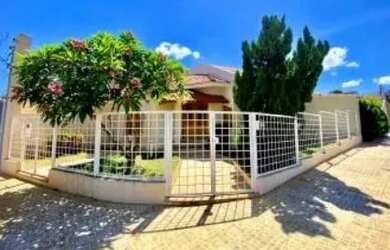 Imagem: A casa possui 3 Dormitórios, 3 Banheiros, 4 Vagas na garagem