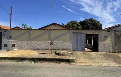 Imagem: A casa possui 2 Dormitórios, 2 Banheiros, 2 Vagas na garagem