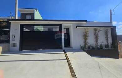 Imagem: A casa possui 3 Dormitórios, 2 Banheiros, 2 Vagas na garagem