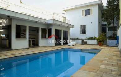 Imagem: A casa possui 4 Dormitórios, 4 Banheiros, 5 Vagas na garagem