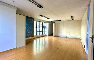 Imagem: O depósito possui 2 Vagas na garagem, 180m² de Área e está