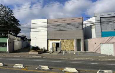 Imagem: O depósito possui 5 Vagas na garagem e 600m² de Área e está