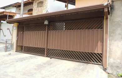 Imagem: A casa possui 2 Dormitórios, 2 Banheiros, 2 Vagas na garagem