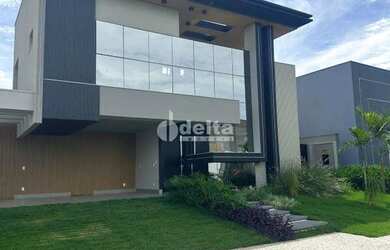 Imagem: A casa em condomínio possui 5 Dormitórios, 5 Banheiros, 4