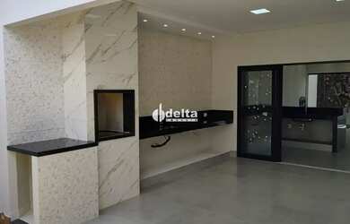 Imagem: A casa possui 3 Dormitórios, 2 Banheiros, 2 Vagas na garagem