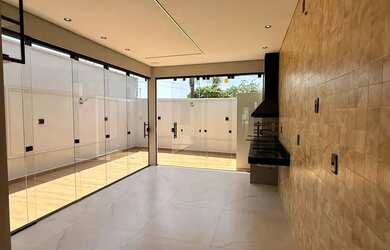 Imagem: A casa possui 3 Dormitórios, 2 Banheiros, 2 Vagas na garagem