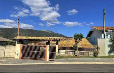 Imagem: A casa possui 3 Dormitórios, 2 Banheiros, 2 Vagas na garagem