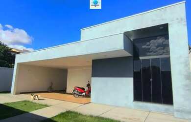 Imagem: A casa possui 3 Dormitórios, 2 Banheiros, 2 Vagas na garagem