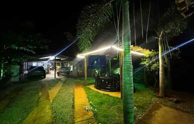 Imagem: A casa possui 3 Dormitórios, 2 Banheiros, 5 Vagas na garagem