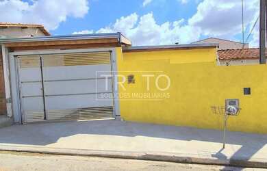 Imagem: A casa possui 3 Dormitórios, 2 Banheiros, 3 Vagas na garagem