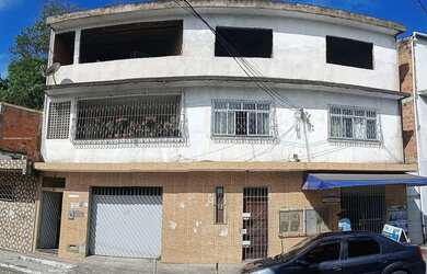 Imagem: O depósito possui 2 Vagas na garagem, 420m² de Área e está