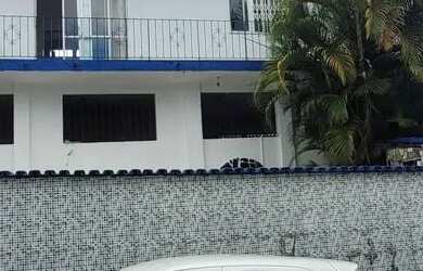 Imagem: A casa possui 3 Dormitórios, 2 Banheiros, 2 Vagas na garagem