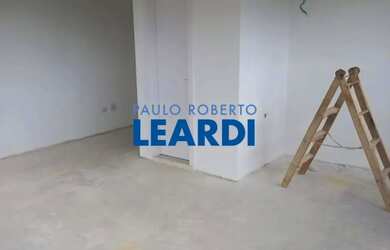 Imagem: O depósito possui 1 Vaga na garagem e 37m² de Área e está