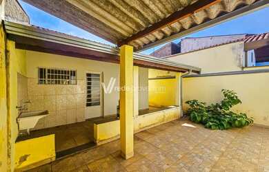 Imagem: A casa possui 2 Dormitórios, 1 Banheiro, 2 Vagas na garagem