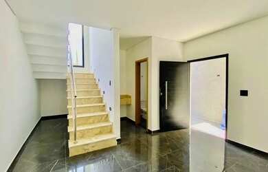 Imagem: A casa possui 3 Dormitórios, 3 Banheiros, 2 Vagas na garagem