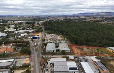 Imagem: O terreno possui 10.000m² de Área, Imóvel novo e está localizado