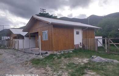 Imagem: A casa possui 2 Dormitórios, 1 Banheiro, 1 Vaga na garagem