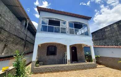 Imagem: A casa possui 4 Dormitórios, 3 Banheiros, 5 Vagas na garagem