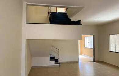 Imagem: A casa possui 3 Dormitórios, 4 Banheiros, 2 Vagas na garagem