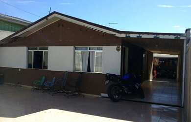 Imagem: A casa possui 3 Dormitórios, 2 Banheiros, 4 Vagas na garagem