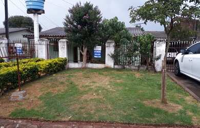 Imagem: A casa possui 4 Dormitórios, 2 Banheiros, 3 Vagas na garagem