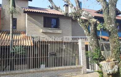 Imagem: A casa possui 3 Dormitórios, 3 Banheiros, 2 Vagas na garagem