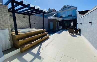 Imagem: A casa em condomínio possui 4 Dormitórios, 5 Banheiros, 3