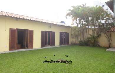 Imagem: A casa possui 3 Dormitórios, 2 Banheiros, 4 Vagas na garagem