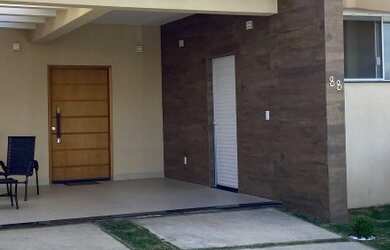 Imagem: A casa possui 3 Dormitórios, 3 Banheiros, 1 Vaga na garagem